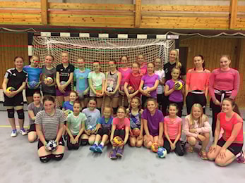 God økt i hallen for jenter 04, 05 og 06.